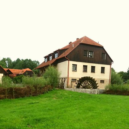 Hotel Kratochviluv Mlyn Cervena Lhota  Exterior foto
